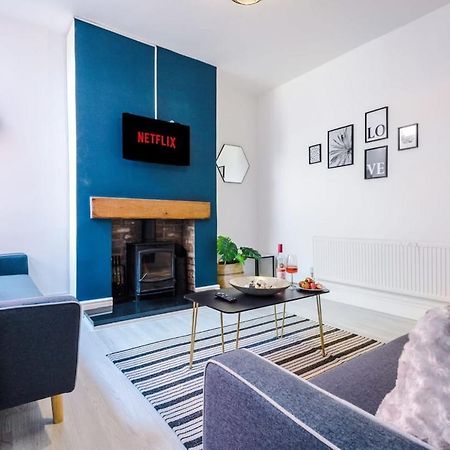Large 4 Bedroom Home With Free Parking Near Mediacityuk แมนเชสเตอร์ ภายนอก รูปภาพ