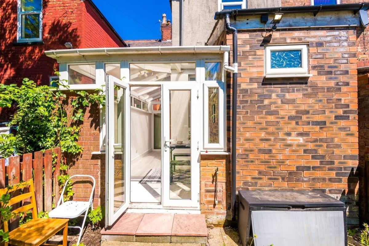 Large 4 Bedroom Home With Free Parking Near Mediacityuk แมนเชสเตอร์ ภายนอก รูปภาพ