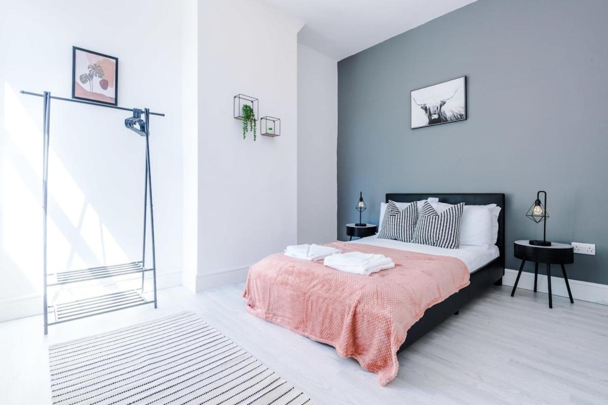 Large 4 Bedroom Home With Free Parking Near Mediacityuk แมนเชสเตอร์ ภายนอก รูปภาพ