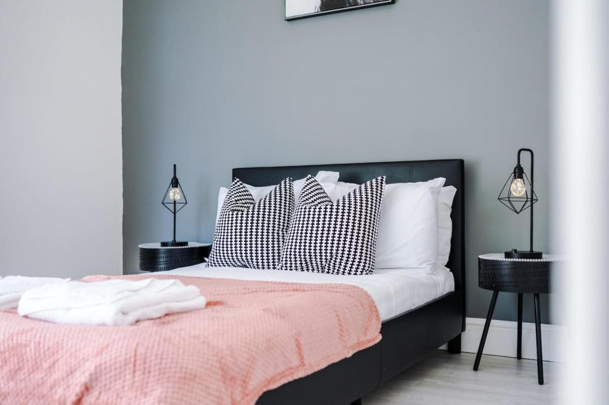 Large 4 Bedroom Home With Free Parking Near Mediacityuk แมนเชสเตอร์ ภายนอก รูปภาพ