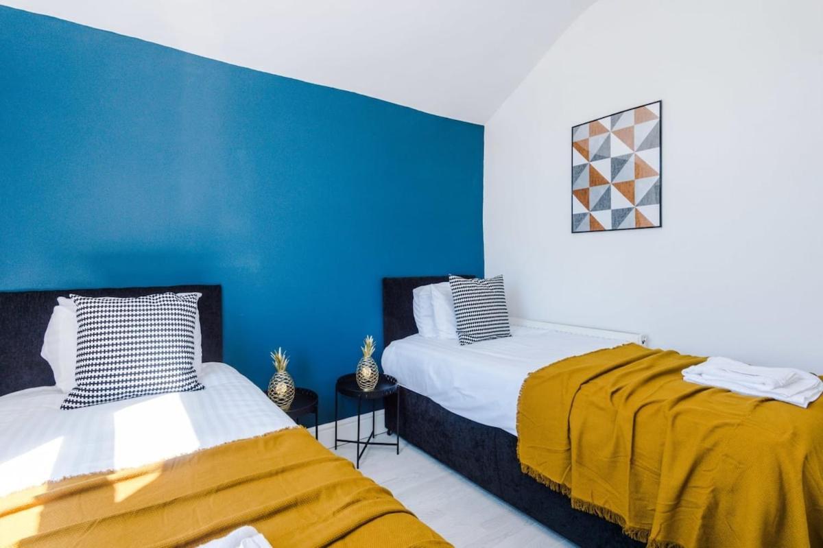 Large 4 Bedroom Home With Free Parking Near Mediacityuk แมนเชสเตอร์ ภายนอก รูปภาพ