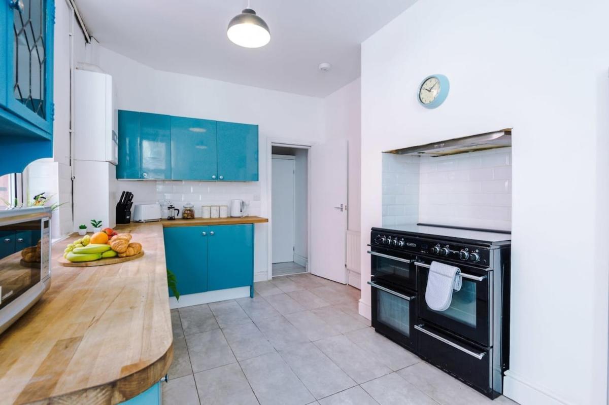 Large 4 Bedroom Home With Free Parking Near Mediacityuk แมนเชสเตอร์ ภายนอก รูปภาพ