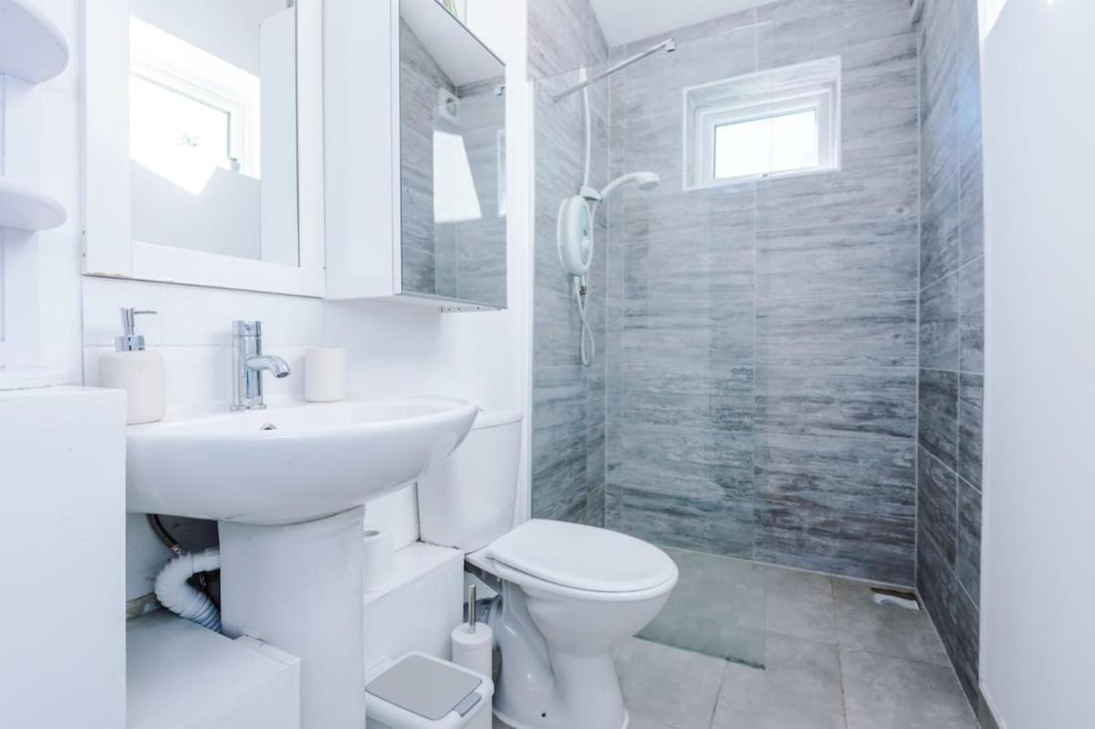 Large 4 Bedroom Home With Free Parking Near Mediacityuk แมนเชสเตอร์ ภายนอก รูปภาพ