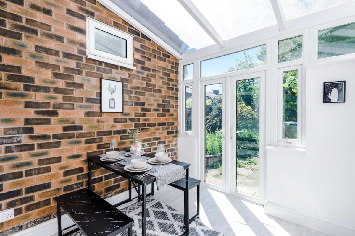 Large 4 Bedroom Home With Free Parking Near Mediacityuk แมนเชสเตอร์ ภายนอก รูปภาพ